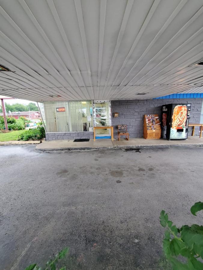 Gray Plaza Motel West Frankfort المظهر الخارجي الصورة